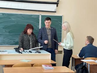 Александр Бондаренко вручил школьнице именную стипендию